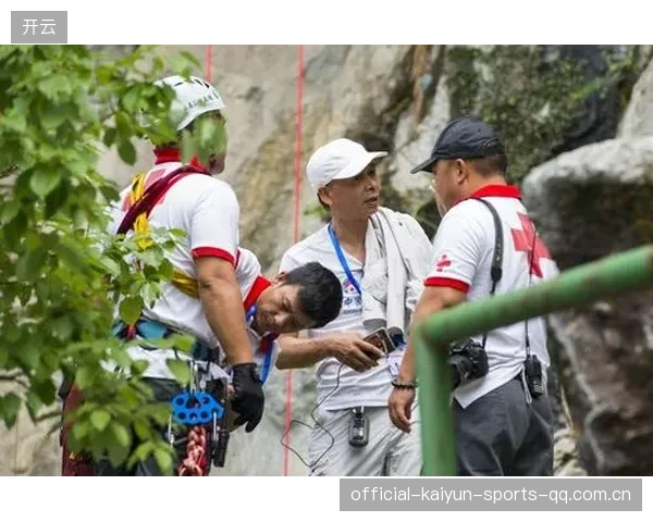 自行车越野泥地赛惊险瞬间：滑步瞬间成永恒记忆